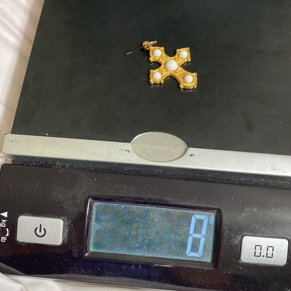 🖤Vtg💕Matte gold cross earrings - Picture 8 of 9